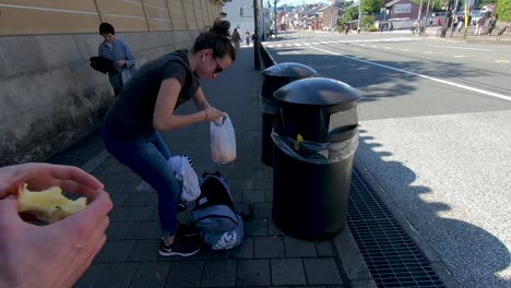 Reisender-Wirft-Müll-In-Die-öffentlichen-Mülleimer