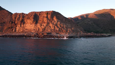 Klippen-Vor-Der-Pazifikküste---Drohnenaufnahme-Des-Sonnenuntergangs-In-Kalifornien