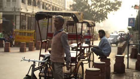 Tiradores-De-Rickshaw-Indios-Esperando-A-Los-Clientes-En-La-Calle-Angosta-De-Chandni-Chowk