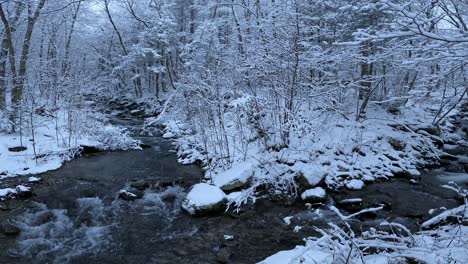 Atemberaubende-Aufnahmen-Eines-Verschneiten-Baches-In-Einem-Winterwunderland