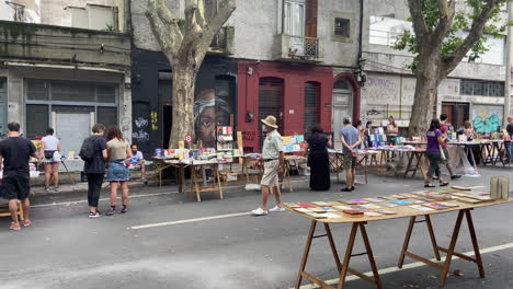 Gente-Comprando-Libros-En-El-Mercado-Callejero