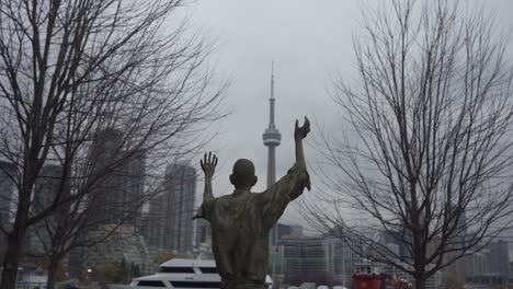 CN-Tower-and-Toronto-skyline-behind-Jubilant-Man-statue,-static-view