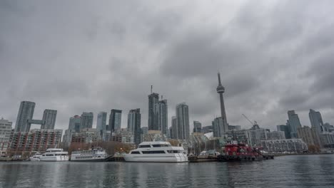 Wolken-Ziehen-über-Die-Skyline-Der-Innenstadt-Von-Toronto-Und-Den-Lake-Ontario,-Zeitraffer