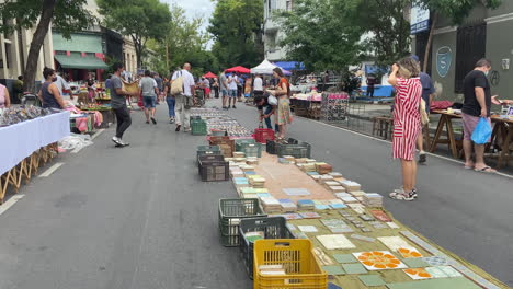Gente-Comprando-Libros-En-El-Mercadillo-De-La-Calle.