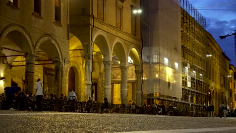 Piazza-Santo-Stefano-Bei-Nacht-Mit-Leuten,-Die-Draußen-Neben-Dem-Café-Saßen-Und-Mutter-Und-Kind-Vorbeirannten
