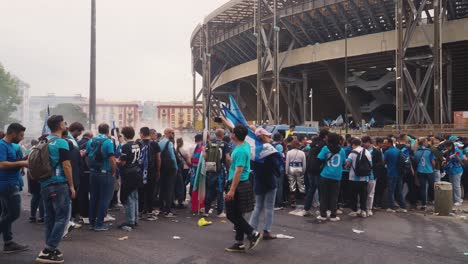 Pov-Spaziergang-Durch-Das-Stadio-Diego-Armando-Maradona-Mit-Fans,-Die-Die-Meisterschaft-Feiern
