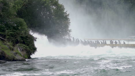 Ein-Boot-Voller-Touristen-Nähert-Sich-Dem-Größten-Wasserfall-Europas