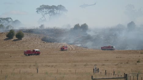 Feuerwehrautos-Und-Hubschrauber-Versuchen,-Buschfeuer,-Grasfeuer-Im-Land-Victoria-Unter-Kontrolle-Zu-Bringen