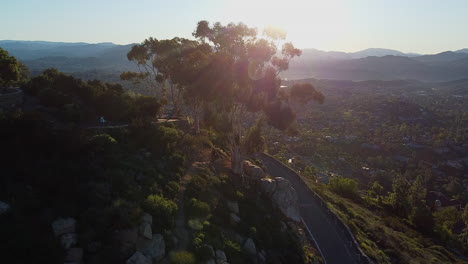 Atemberaubende-Filmische-Landschaftsaufnahme-Mit-Drohne-Auf-Dem-Historischen-Berg-Von-San-Diego