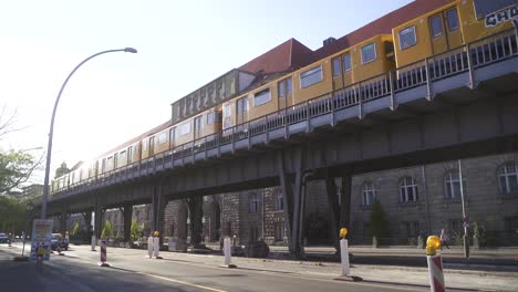 Eine-Sonnige-Aufnahme-Der-Berühmten-Berliner-U-Bahn,-Die-Nicht-Unter-Der-Erde,-Sondern-Oberirdisch-Verläuft