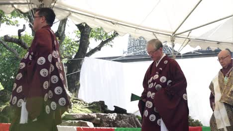 Japanese-priests-in-red-kimonos-with-white-garments