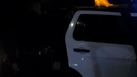 Verdächtiger-Wird-Festgenommen-Und-In-Ein-Polizeiauto-Gesetzt