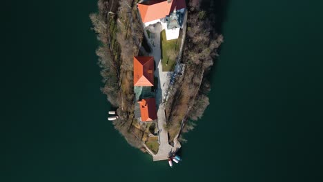 Von-Oben-Nach-Unten-Luftaufnahme-Des-Bleder-Sees,-Slowenien