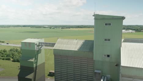 Blick-Aus-Der-Vogelperspektive-Auf-Die-Weizensilofabrik-Inmitten-Der-Landschaft-In-Frankreich