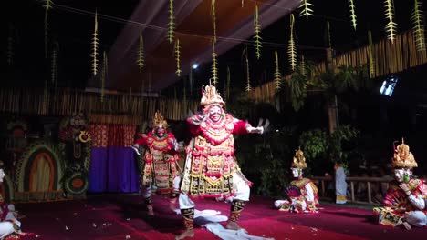 Enérgicos-Bailarines-Enmascarados-Se-Mueven-Con-Fluidez-En-La-Ceremonia-Del-Templo-Hindú-Balinés-Por-La-Noche,-Actuación-De-Topeng,-Tradición-Cultural,-Bali,-Indonesia,-Ubud.