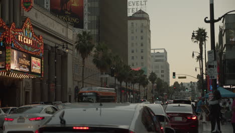 Hollywood-Boulevard-Während-Der-Goldenen-Stunde-Mit-Verkehr-Und-Touristen