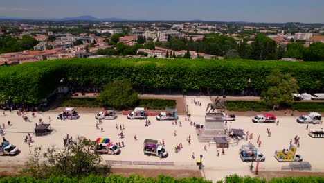 Toma-Aérea-De-Establecimiento-De-Manifestantes-Del-Orgullo-Gay-Caminando-Por-El-Parque-Montpellier.