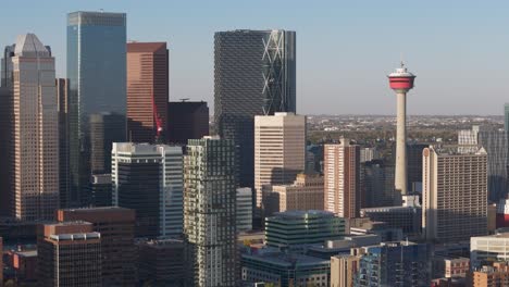 Los-Grandes-Edificios-Del-Centro-De-Calgary,-Junto-Con-La-Torre-De-Calgary,-Enana,-Edificios-De-Apartamentos-Más-Pequeños,-Vistos-Desde-El-Punto-De-Vista-De-Un-Dron-Aéreo.