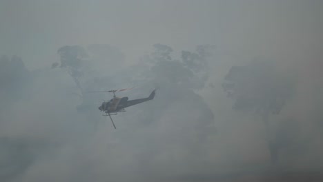 Helicóptero-Volando-Bajo-Para-Bombardear-Con-Agua-Un-Gran-Incendio-De-Pasto-En-Una-Zona-Rural-De-Australia