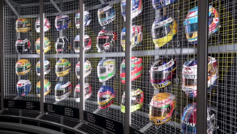 F1-Fahrerhelme-Während-Der-Weltweit-Ersten-Offiziellen-Formel-1-Ausstellung-Auf-Der-Ifema-Madrid-In-Spanien