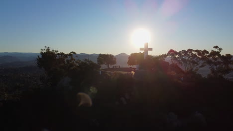 Atemberaubende-Filmische-Landschaftsaufnahme-Mit-Drohne-Auf-San-Diegos-Historischem-Berg