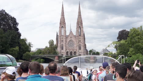 Ein-Boot-Voller-Touristen,-Die-Eine-Kathedrale-In-Straßburg-Beobachten
