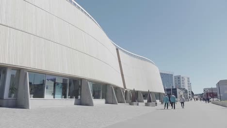 Gente-Caminando-Por-El-Hermoso-Edificio-Del-Centro-Cultural-De-Groenlandia---Plano-General