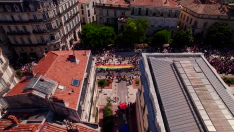 Luftaufnahme-Von-Gay-Pride-Demonstranten,-Die-Durch-Die-Straßen-Von-Montpellier-Marschieren