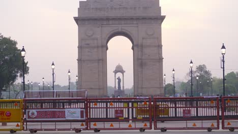 Delhi-Police-barricades-stand-at-India-Gate,-Kartavya-Path,-Delhi