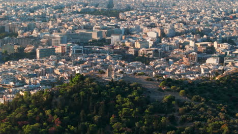 Eng-Kreisende-Luftaufnahme-Des-Philopappos-Denkmals-In-Athen