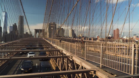 Tráfico-Y-Peatones-Cruzando-El-Puente-De-Brooklyn-Desde-Manhattan---Toma-Panorámica