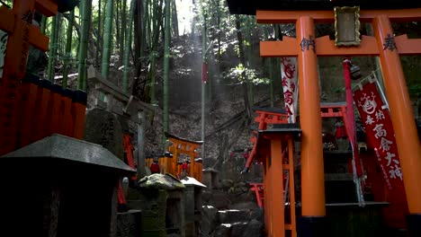 Zinnoberrote-Torii-Tore-Am-Hang-Eines-Bambuswaldes-Mit-Durchscheinender-Sonne-Bei-Fushimi-Inari-Taisha