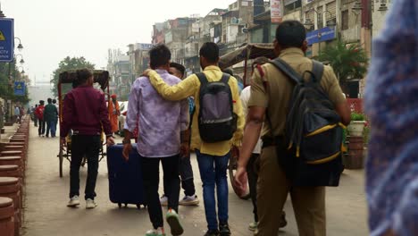 Gente-Caminando-Por-La-Calle-Del-Recientemente-Desarrollado-Chandni-Chowk-En-La-Vieja-Delhi