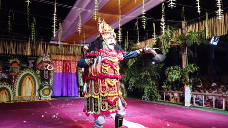 Balinese-Dancer-Performs-Topeng-Dance-in-Bali-Hindu-Temple-Ceremony-at-Night,-Masked-Colorful-Costume-with-Gamelan-Music,-Drama-Theatre