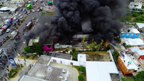 Luftaufnahme-Eines-Brennenden-Gebäudes,-Eine-Dunkle-Rauchwolke,-Die-Aus-Dem-Wütenden-Feuer-Aufsteigt,-In-Santo-Domingo,-Dominikanische-Republik---Statische-Drohnenaufnahme