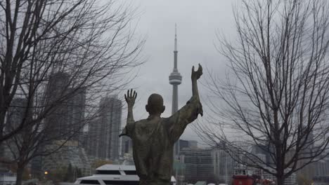Blick-Auf-Den-CN-Tower-Und-Die-Skyline-Von-Toronto-Von-Der-Statue-Im-Ireland-Park
