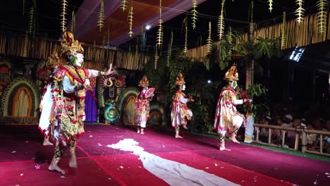 Handaufnahme-Einer-Nächtlichen-Maskierten-Tanzkulturaufführung,-Bali-Tempelzeremonie-Mit-Topeng-Tänzer-Choreographie,-Traditionelle-Kultur