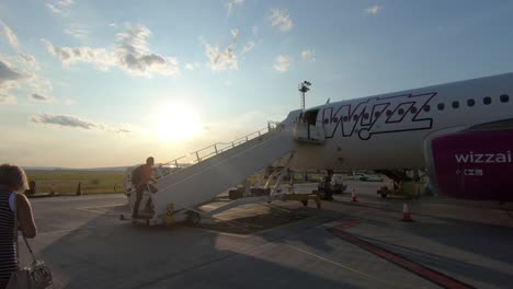 Einsteigen-In-Das-Flugzeug-Am-Flughafen-In-Cluj-Napoca