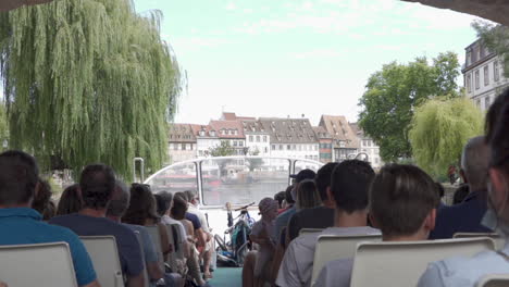 Ein-Boot-Voller-Touristen,-Die-Während-Der-Koronazeit-Die-Stadt-Straßburg-Beobachten