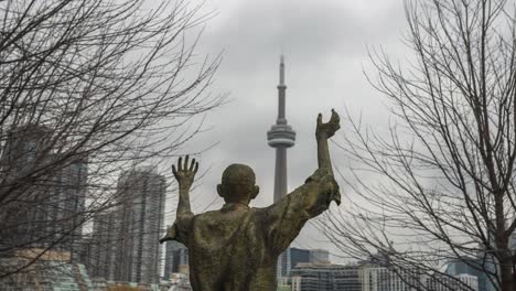 Zeitraffer-Einer-Parkstatue-In-Toronto,-Irland,-Zum-Gedenken-An-Die-Hungersnot-In-Irland