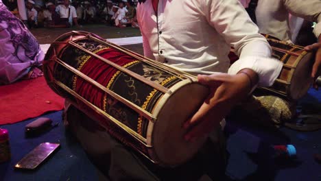 Primer-Plano-De-Percusión-Gamelan-Balinesa,-Instrumento-Musical-Kendang-Indonesio-Tocado-En-La-Ceremonia-Del-Templo