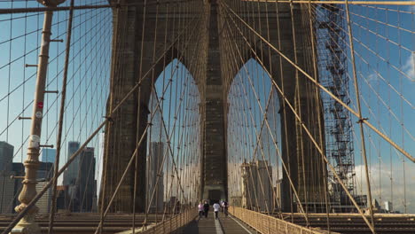 Zeitraffer-Beim-Überqueren-Der-Brooklyn-Bridge-Auf-Dem-Fußgängerweg-Nach-Manhattan