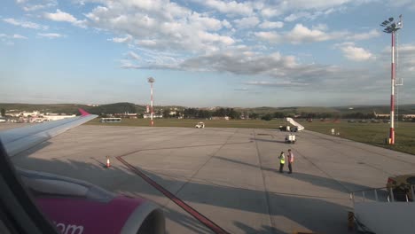 Vista-Del-Aeropuerto-De-Cluj-Napoca-Desde-El-Avión.