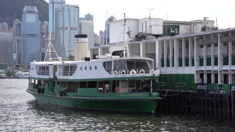 Ferry-Estrella-De-Hong-Kong-En-El-Muelle