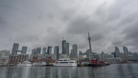 Boote-Und-Die-Skyline-Der-Innenstadt-Von-Toronto-Im-Zeitraffer,-Nach-Oben-Geneigt