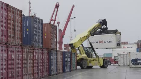 Reach-Stacker-Containerhandler,-Der-Container-Im-Hafen-In-Grönland-Bewegt