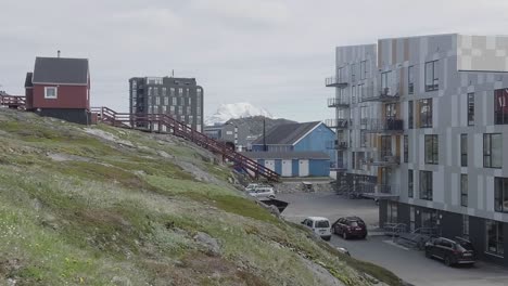 Vista-Cerrada-De-Apartamentos-Residenciales,-Con-Escalera-Roja-Sobre-Una-Colina-Rocosa-En-Groenlandia