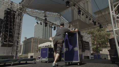 Backstage-Perspektive-Eines-Bühnenarbeiters-Am-Pershing-Square-In-Los-Angeles,-Der-Vor-Einem-Konzert-Ausrüstung-Auf-Die-Bühne-Lädt