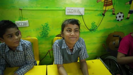 Supersüße-NGO-Grundschulkinder,-Die-Vor-Der-Kamera-Lächeln,-Recht-Auf-Bildung