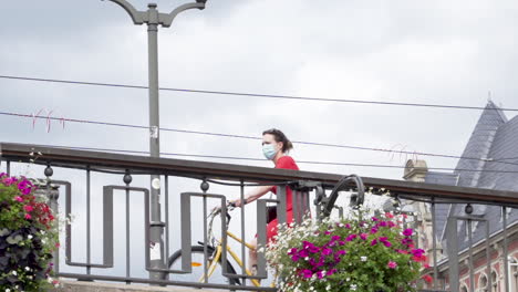 Eine-Frau,-Die-Während-Der-Corona-Pandemie-Mit-Einer-Maske-Fahrrad-Fährt